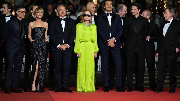 Thierry Klifa et l'équipe du film La femme la plus riche du monde - Montée des Marches © Miguel MEDINA / AFP