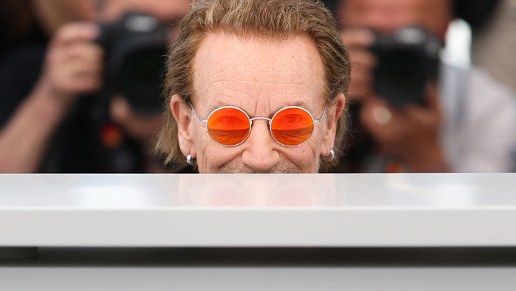 Irish singer of U2 Bono poses during a photocall for the film "Bono: Stories of Surrender" at the 78th edition of the Cannes Film Festival in Cannes, southern France, on May 17, 2025. (Photo by Sameer AL-DOUMY / AFP) © Sameer AL-DOUMY / AFP