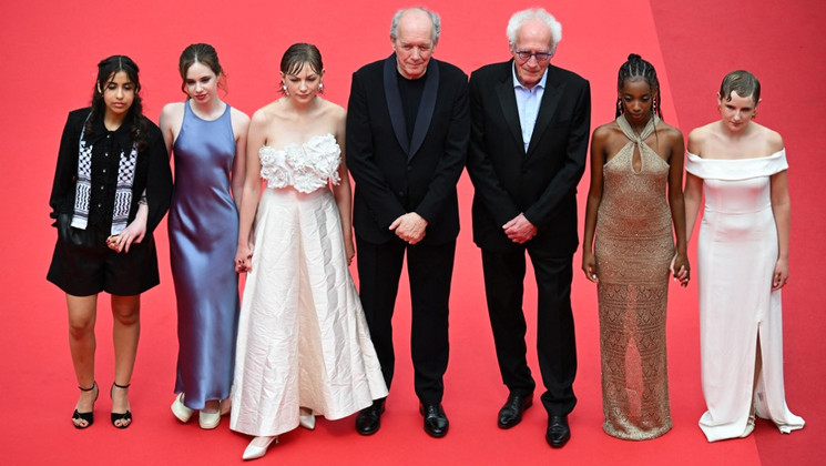 JEUNES MÈRES film cast - Red steps © Antonin THUILLIER / AFP