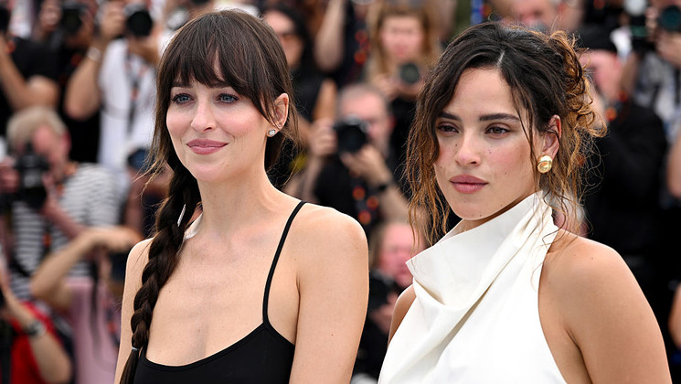 Dakota Johnson & Adria Arjona - SPLITSVILLE Photocall   © Gareth Cattermole/Getty Images